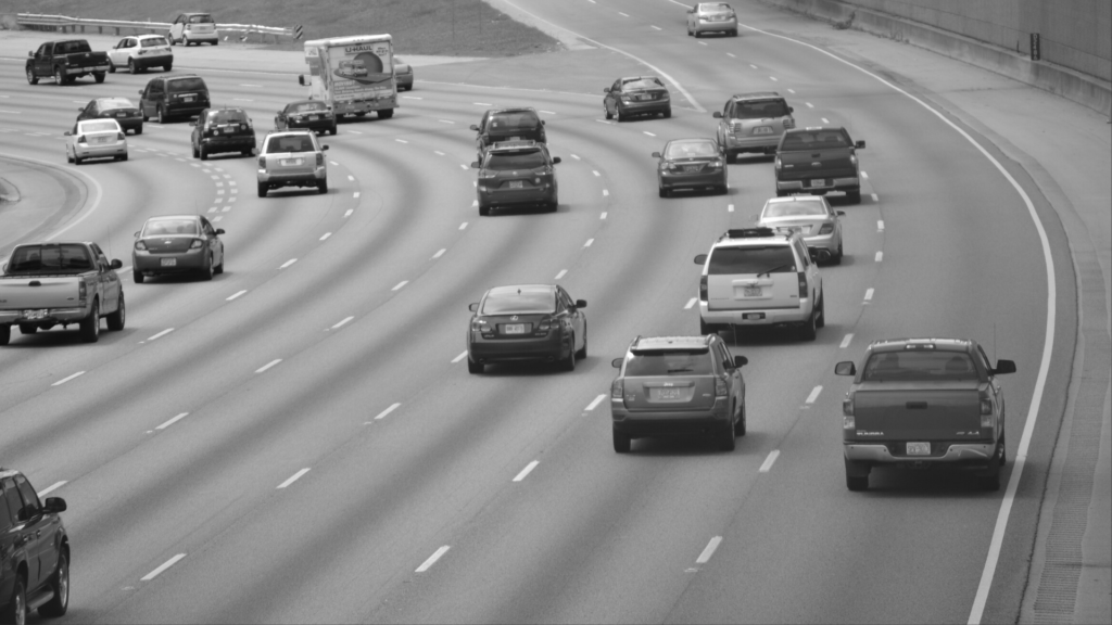 αυτοκίνητα σε μεγάλο δρόμο.