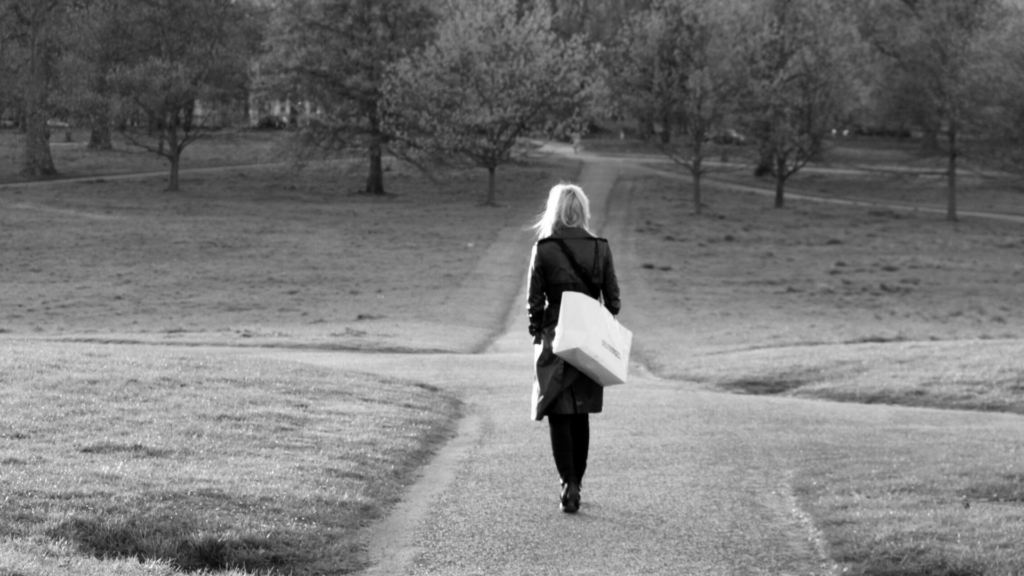 Άνθρωπος σε ανοιχτό δρόμο μακριά από κτήρια