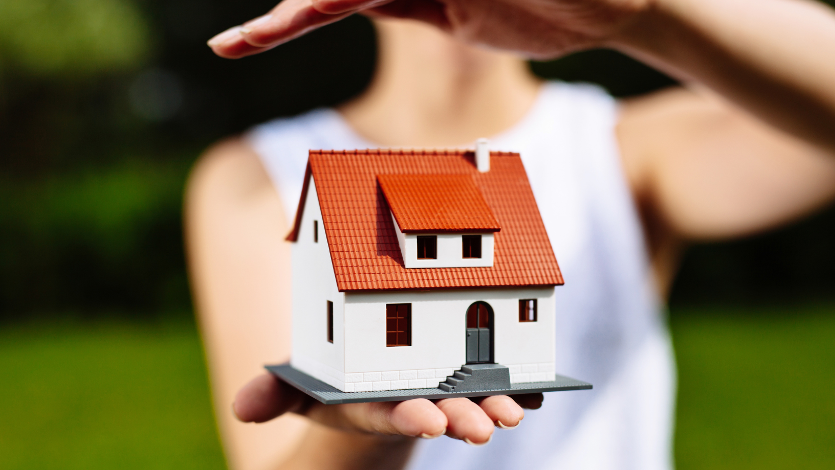 Ένα σπίτι που βρίσκεται ανάμεσα στα χέρια ενός ανθρώπου. Παρουσιάζει την ασφάλεια που θέλουμε να έχει ένα σπίτι, το σπίτι μας.