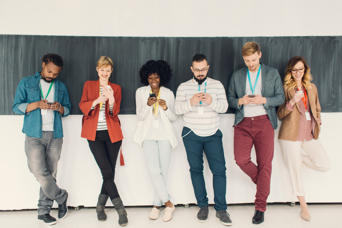 Μια ομάδα ανθρώπων κρατά στα χέρια της από ένα κινητό τηλέφωνο